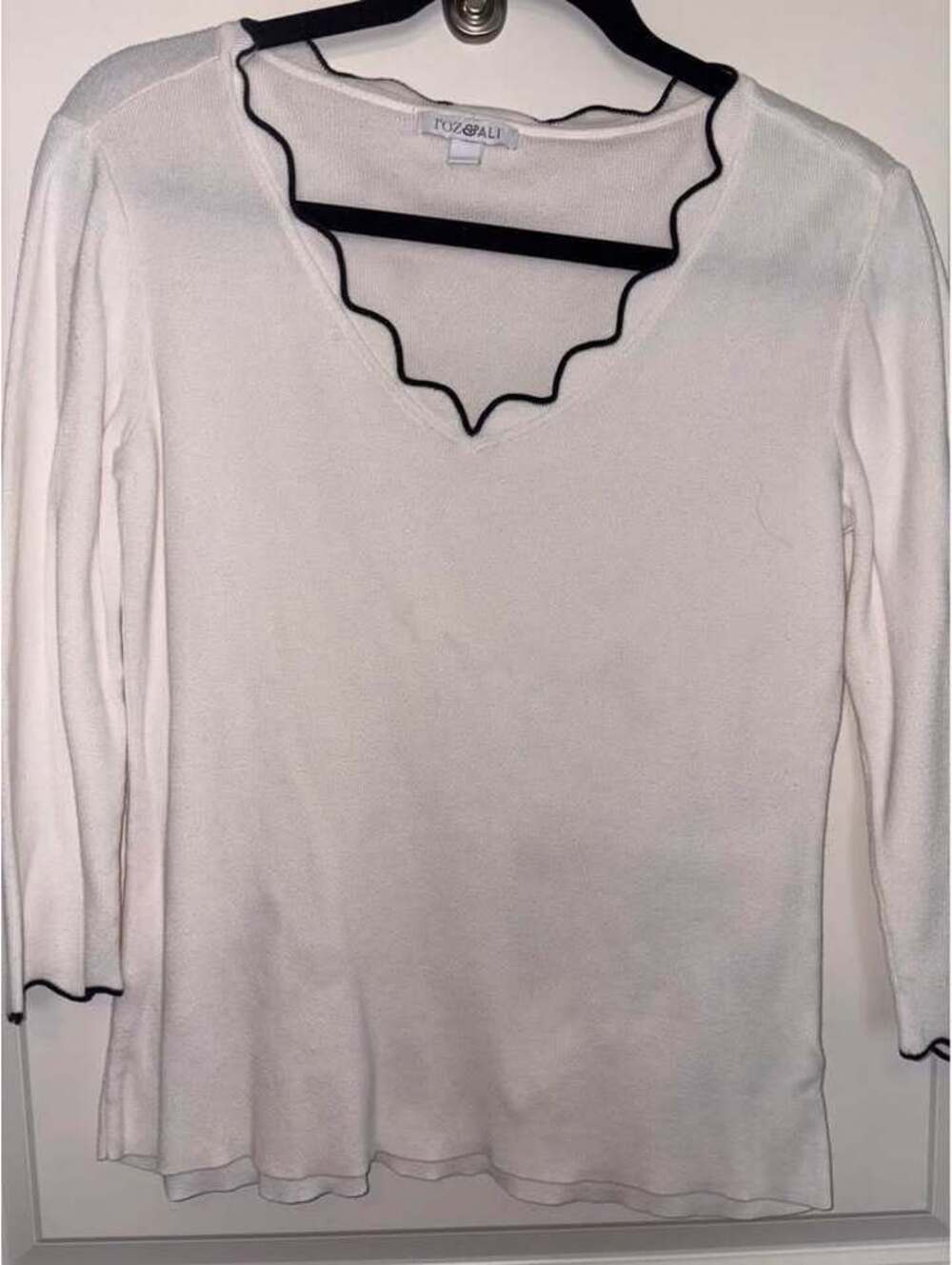Roz & Ali White Scalloped V-Neck Sweater Size M